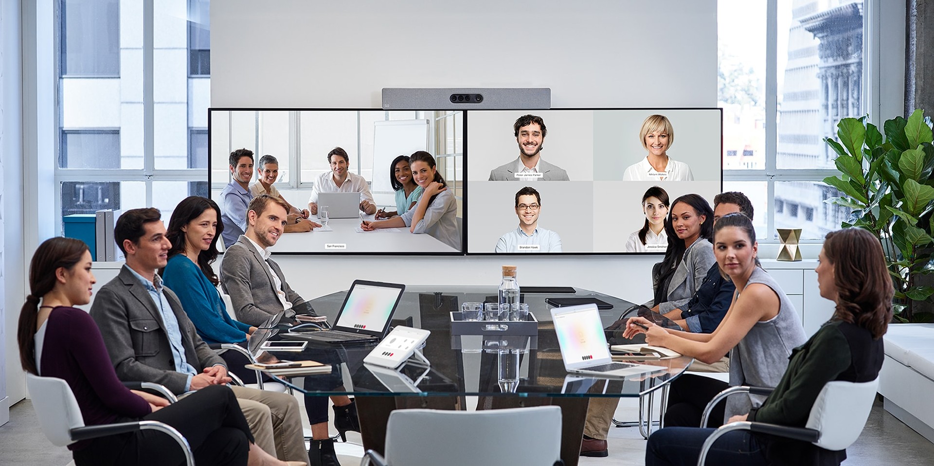 大型会议室中的 Webex Room Kit Plus